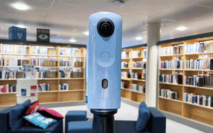 Foto på en 360-graders-kamera i biblioteksmiljö