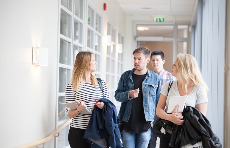 fotografi på studenter som går i en korridor