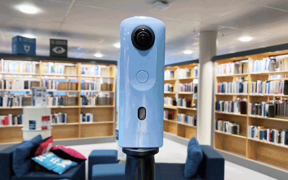 Foto på en 360-graders-kamera i biblioteksmiljö